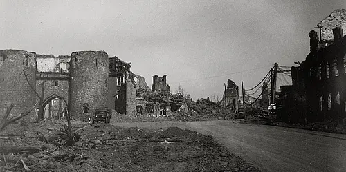 Hexenturm nach der Bombardierung 1944 Hexenturm nach der Bombardierung 1944
